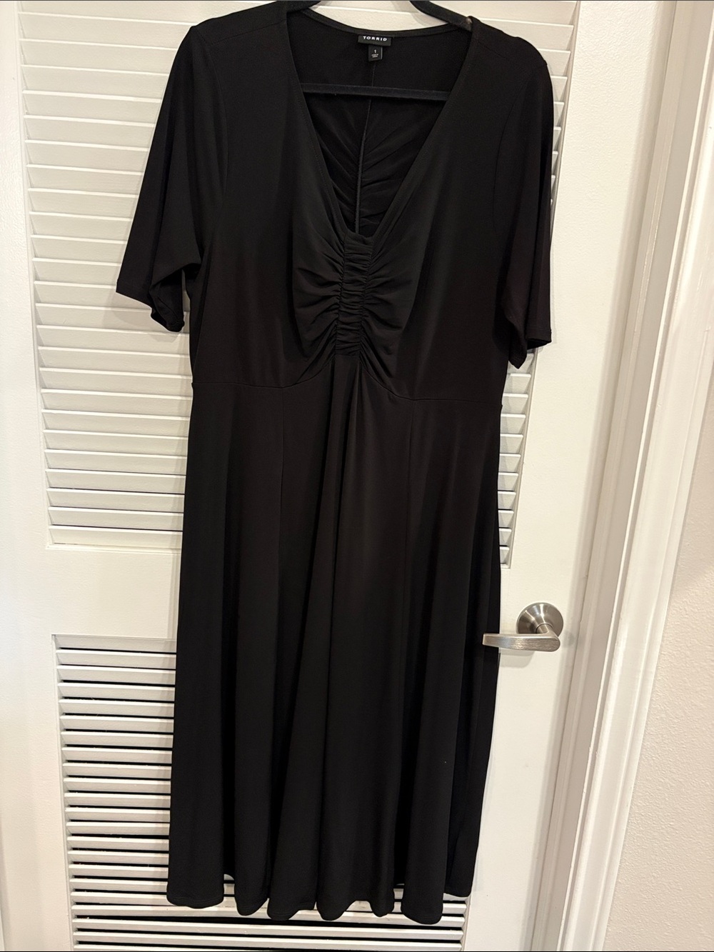 Torrid Black Midi Dress Size 1 Ruched Front Stretch V-Neck Short Sleeve A-Line